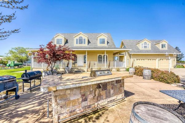 Attached, Exterior, Facade, Cape Cod