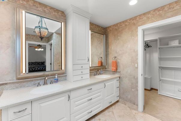 Bathroom, Dual Sink Vanities, Interior, Recessed Lighting