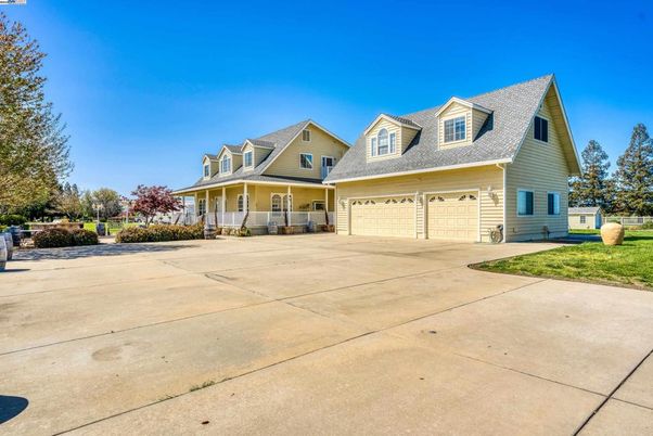 Attached, Exterior, Facade, Cape Cod