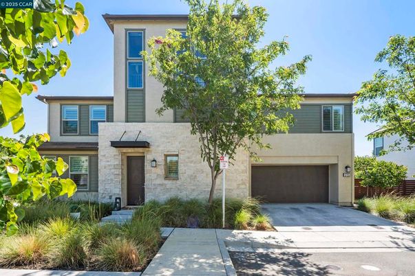 Attached, Exterior, Facade, Modern