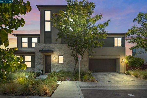 Attached, Exterior, Facade, Modern