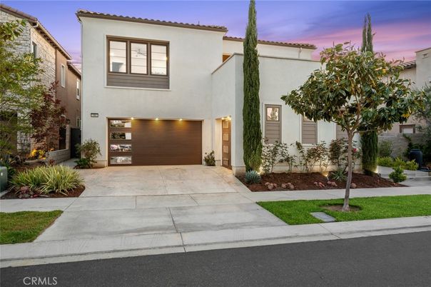 Attached, Exterior, Facade, Mediterranean