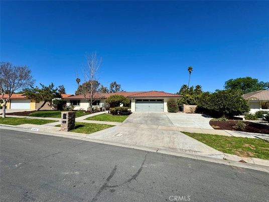 Attached, Exterior, Facade, Ranch