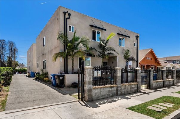 Exterior, Facade, Modern