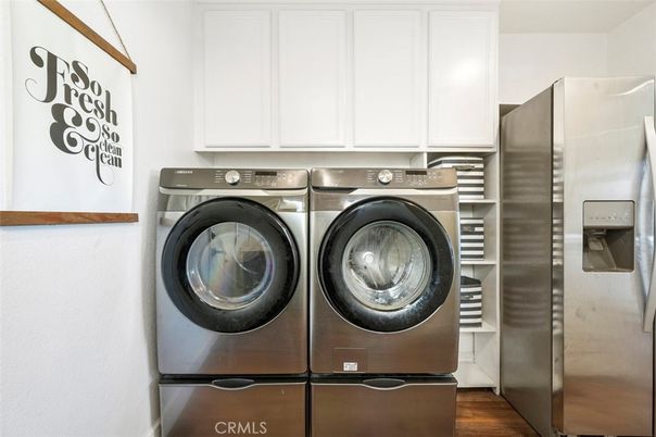 Interior, Washer, Wood Texture Flooring