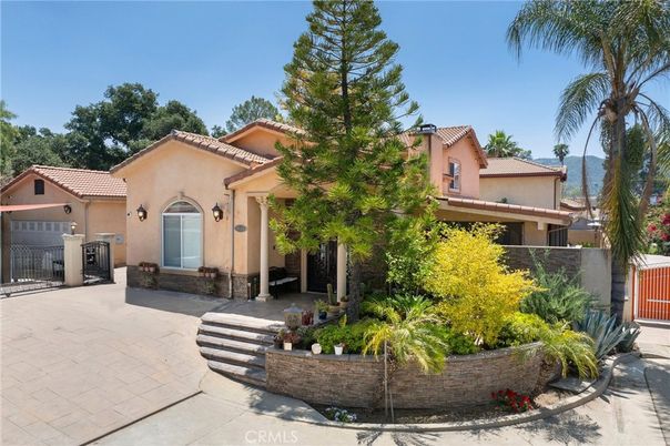 Exterior, Facade, Mediterranean