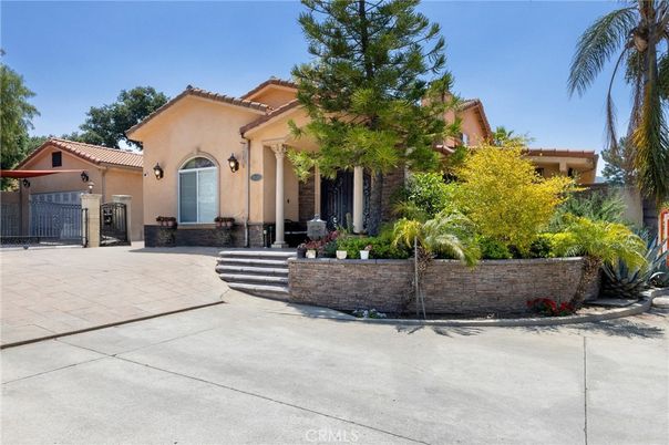 Exterior, Facade, Mediterranean