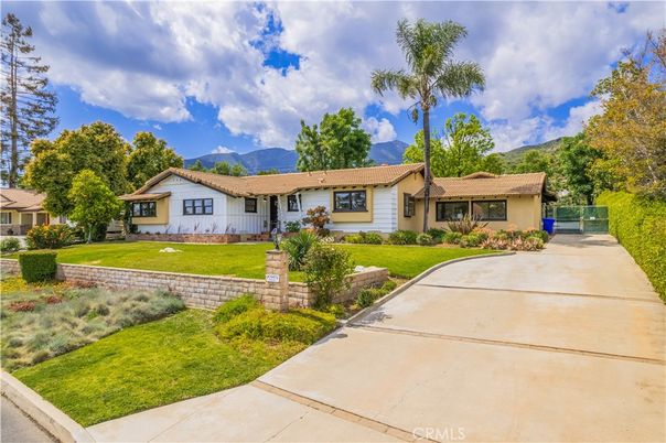 Exterior, Facade, Ranch