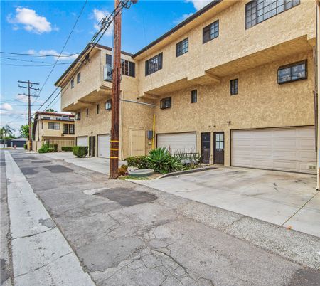 Attached, Exterior, Facade, Rowhouse