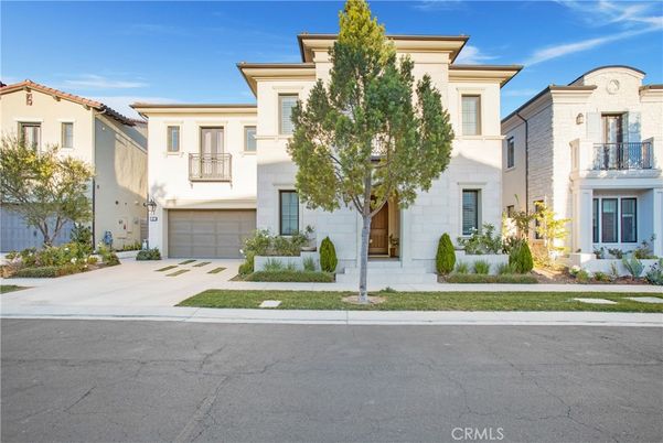 Attached, Exterior, Facade, Mediterranean