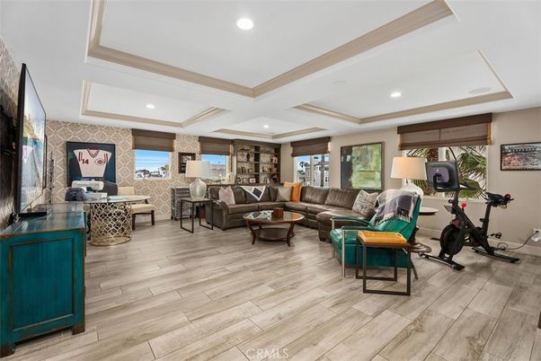 Fitness Equipment, Interior, Living room, Recessed Lighting, Wood Texture Flooring