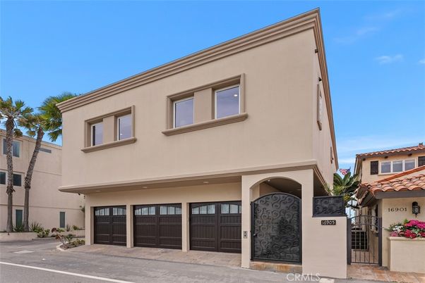 Attached, Exterior, Facade, Mediterranean