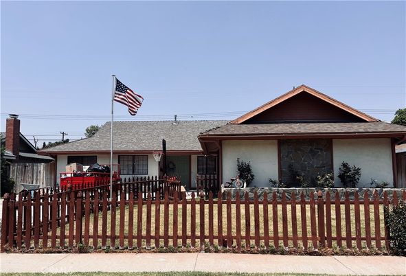 Exterior, Facade, Ranch