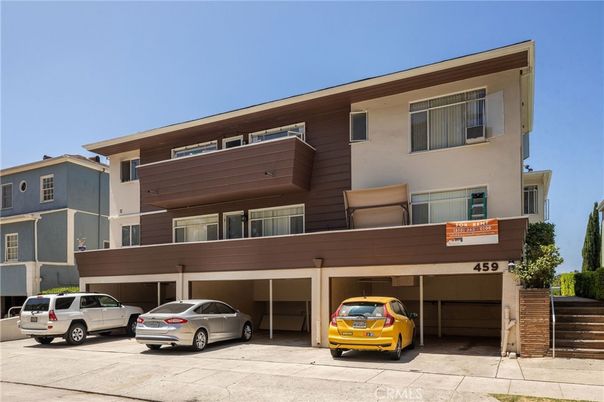 Exterior, Facade, Modern