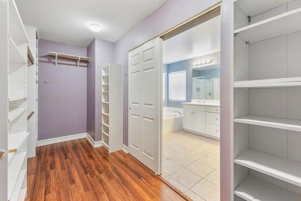 Bathroom, Interior, Walk-in Closets, Wood Texture Flooring
