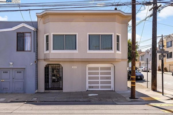 Attached, Exterior, Facade, Rowhouse