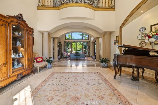 Interior, Piano