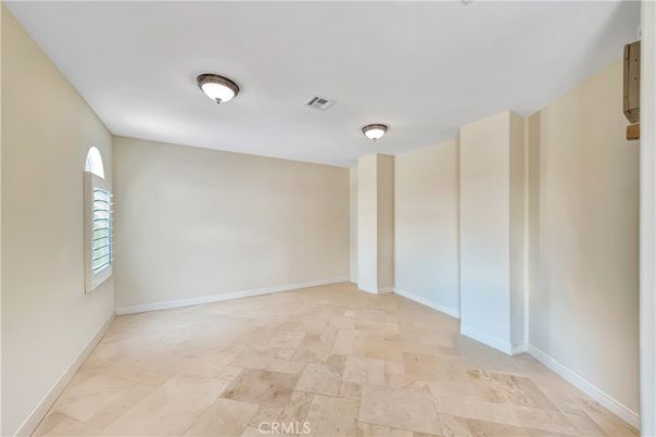 Empty room, Interior