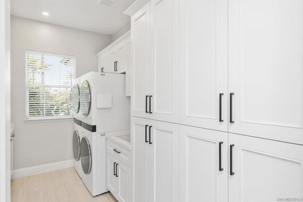 Interior, Recessed Lighting, Washer, Wood Texture Flooring