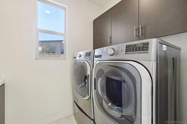Interior, Recessed Lighting, Washer, Wood Texture Flooring