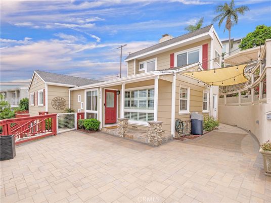 Exterior, Facade, Ranch