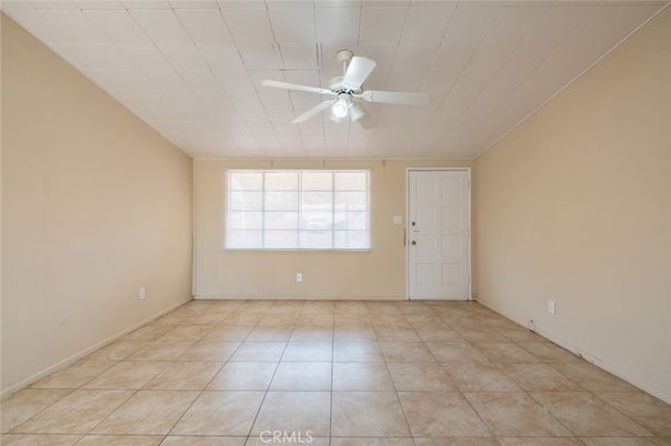 Empty room, Interior