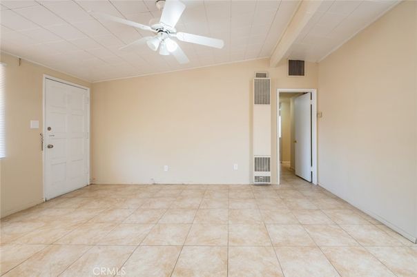 Empty room, Interior