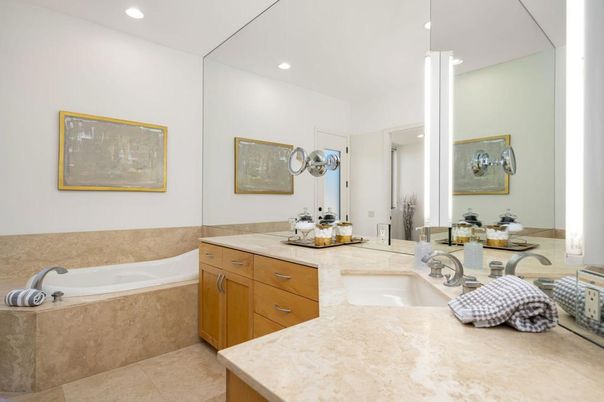 Bathroom, Dual Sink Vanities, Interior, Recessed Lighting