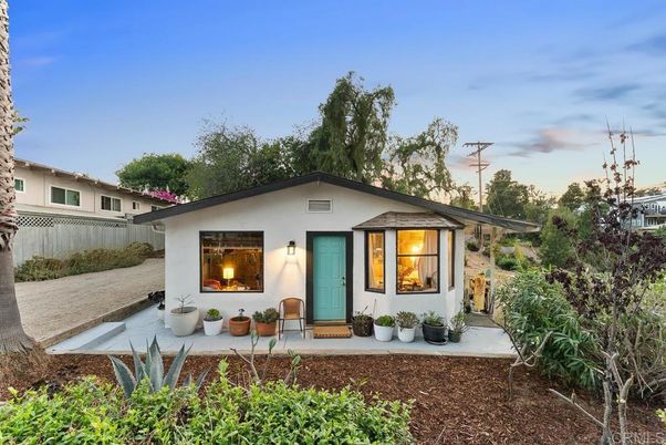 Backyard, Exterior, Facade, Ranch
