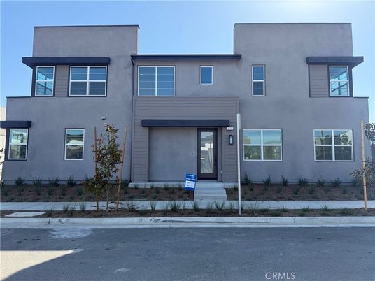 Exterior, Facade, Modern