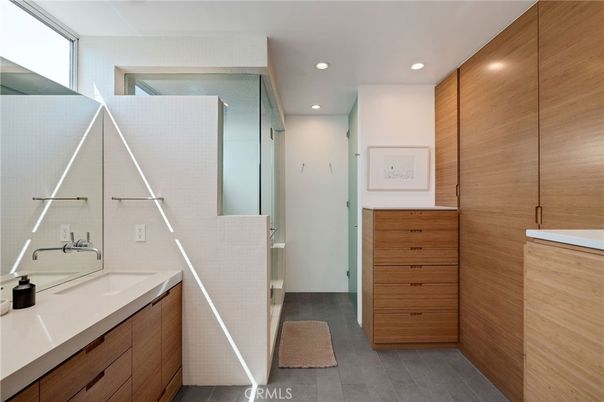 Bathroom, Dual Sink Vanities, Interior, Recessed Lighting