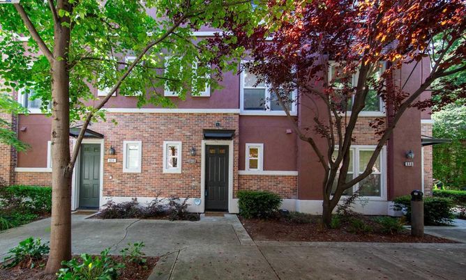 Exterior, Facade, Brick Facade, Rowhouse