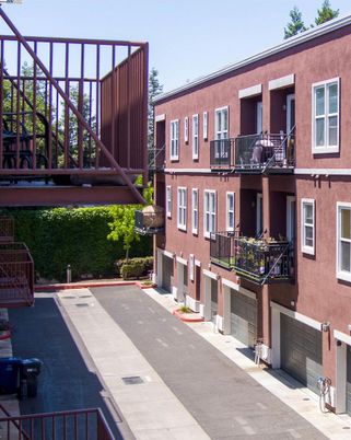 Attached, Exterior, Facade, Rowhouse