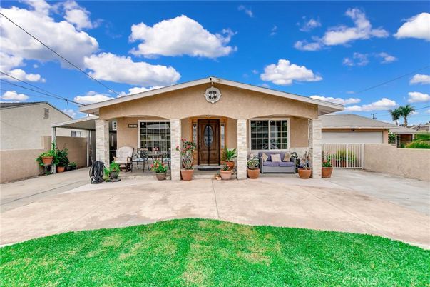 Backyard, Exterior, Facade, Ranch