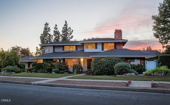 Exterior, Facade, Brick Facade, American Foursquare
