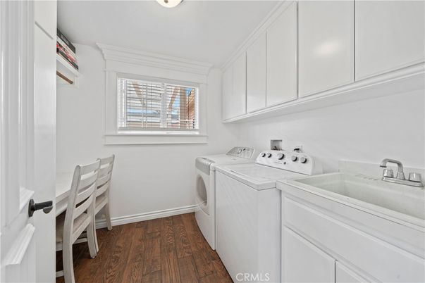 Interior, Washer, Wood Texture Flooring