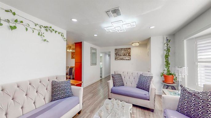 Interior, Recessed Lighting, Wood Texture Flooring
