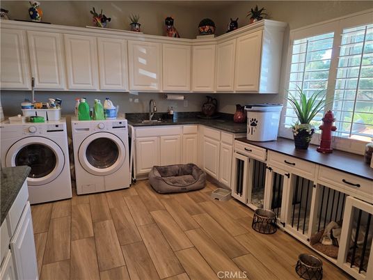 Interior, Washer, Wood Texture Flooring