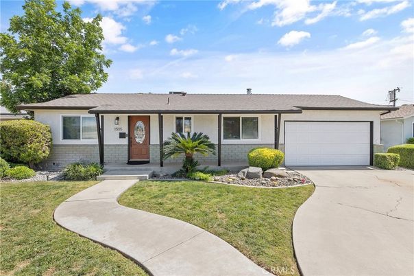 Attached, Exterior, Facade, Ranch