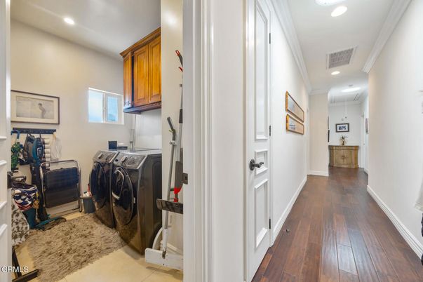 Interior, Recessed Lighting, Washer, Wood Texture Flooring