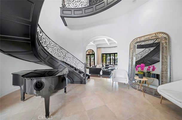 Interior, Piano