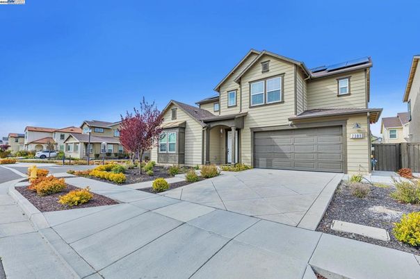 Attached, Exterior, Facade, Solar Panels, American Craftsman