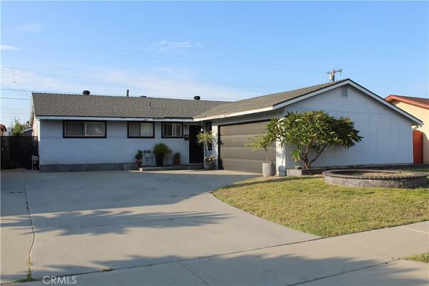 Attached, Exterior, Facade, Ranch