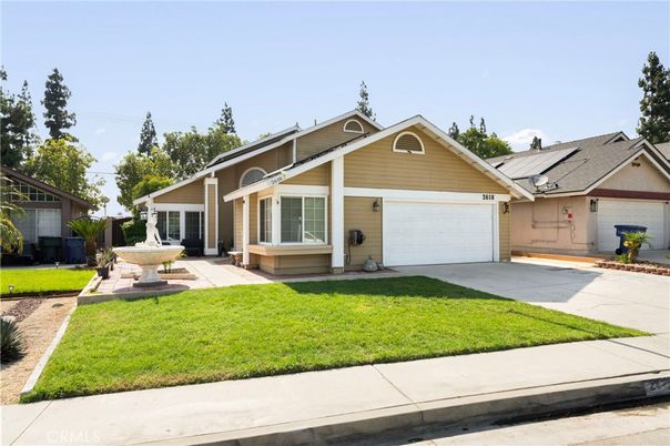 Attached, Exterior, Facade, Solar Panels, American Craftsman