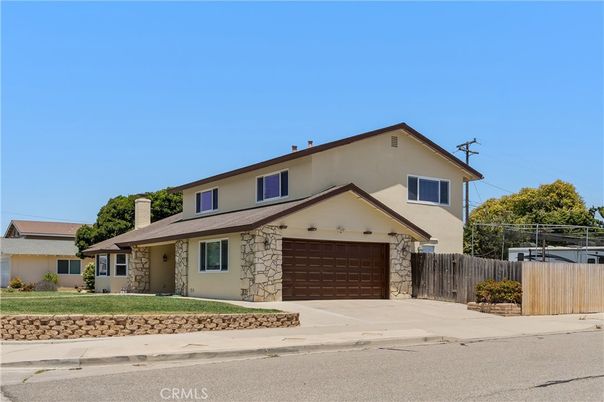 Attached, Exterior, Facade, Farmhouse
