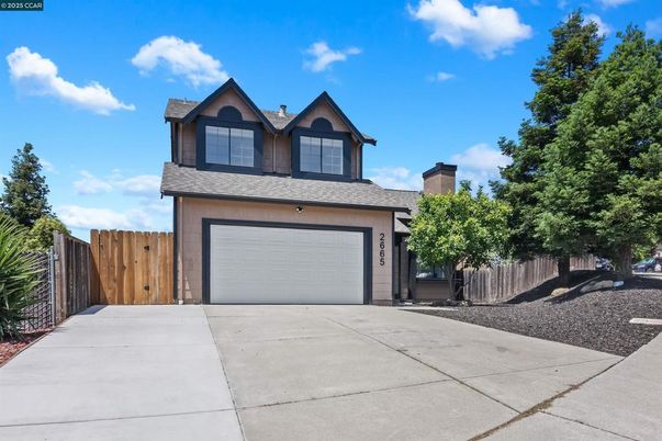 Attached, Exterior, Facade, American Craftsman