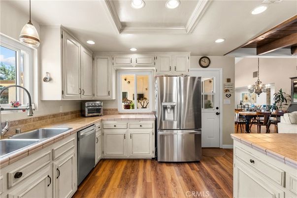 Chandelier, Dining room, Interior, Kitchen, Pendant Lights, Recessed Lighting, Stainless Steel Appliances, Tile Countertops, Wood Texture Flooring