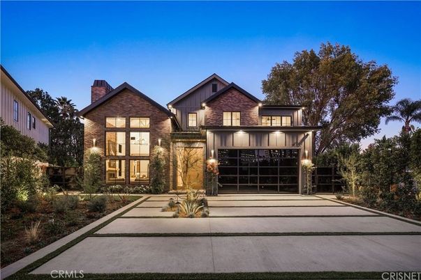 Attached, Exterior, Facade, Tudor Revival