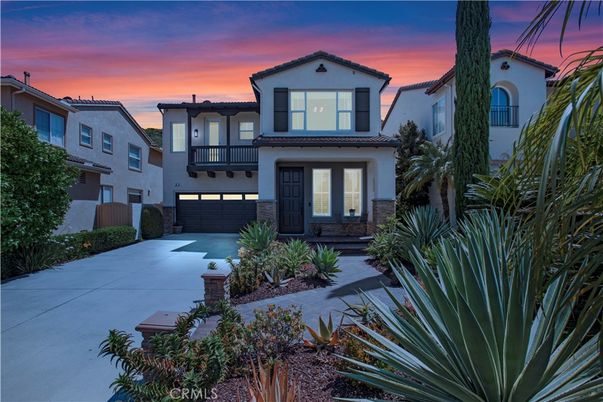 Attached, Exterior, Facade, Mediterranean
