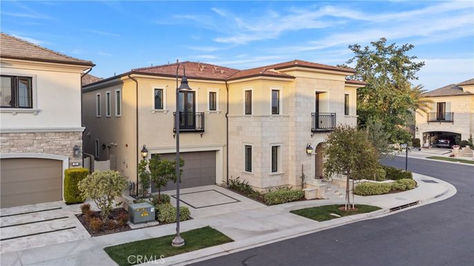 Attached, Exterior, Facade, Mediterranean
